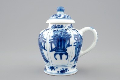 Een Chinees blauw-wit mosterdpotje met deksel, Kangxi